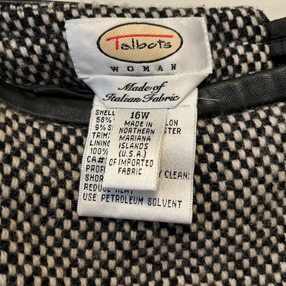 Ladies classic Talbots skirt in black and white woven fabric. 16W